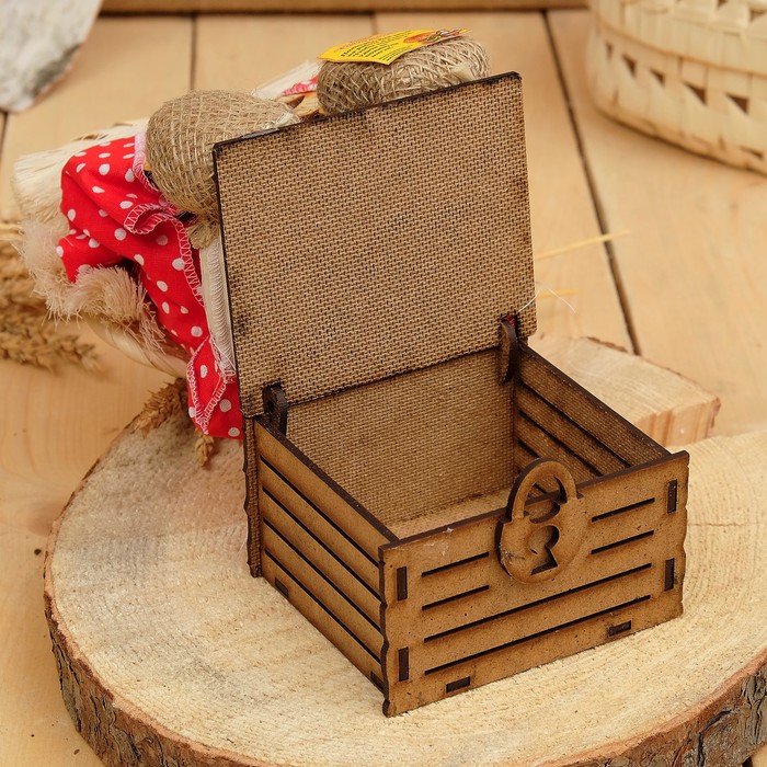 Оберег-домовой "Славуся на сундуке, с рублем", средний 35х18х15 см микс