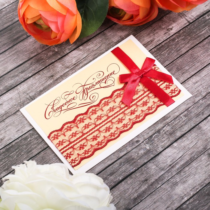 Свадебное приглашение с кружевом красное "Любящие сердца"