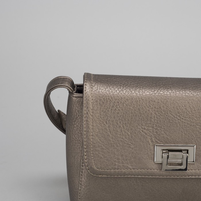 Сумка женская, отдел на клапане, регулируемый ремень, цвет коричневый