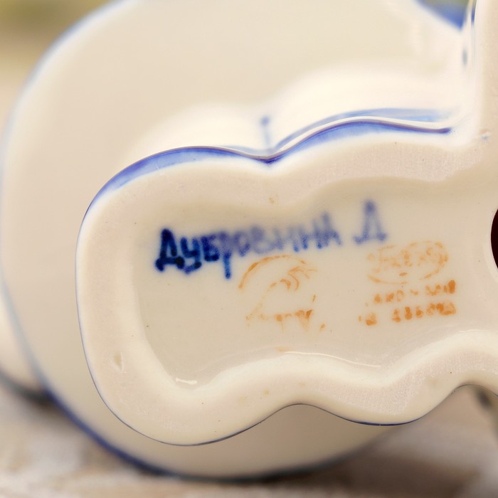 Сувенир «Девочка с поросёнком», гжель, фарфор, h=13 см