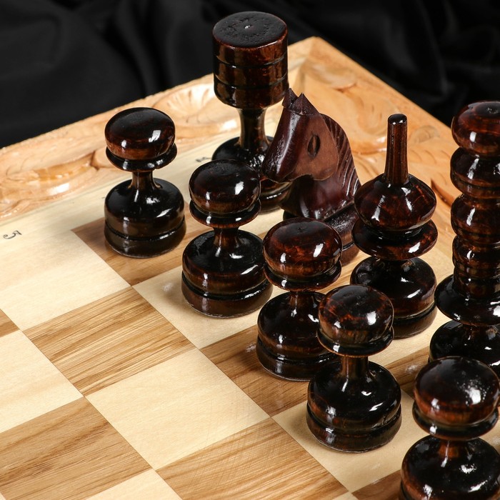 Шахматы деревянные, лакированные, 47 х 52 х 20 см, УЦЕНКА