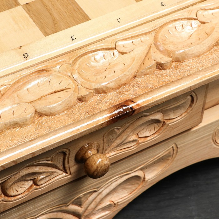 Шахматы деревянные, лакированные, 47 х 52 х 20 см, УЦЕНКА