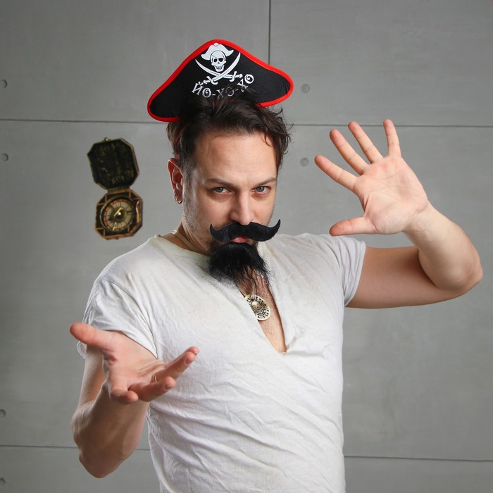 Карнавальный набор взрослый "Чёрный ворон": ободок, компас, медальон, борода, усы