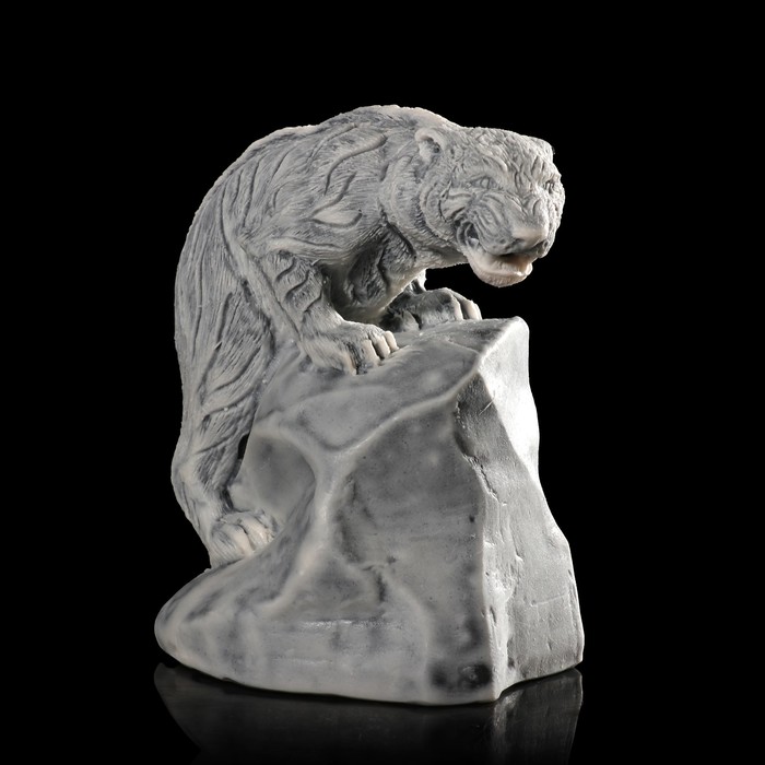 Сувенир "Тигр, взабравшийся на скалу" 8,3 см