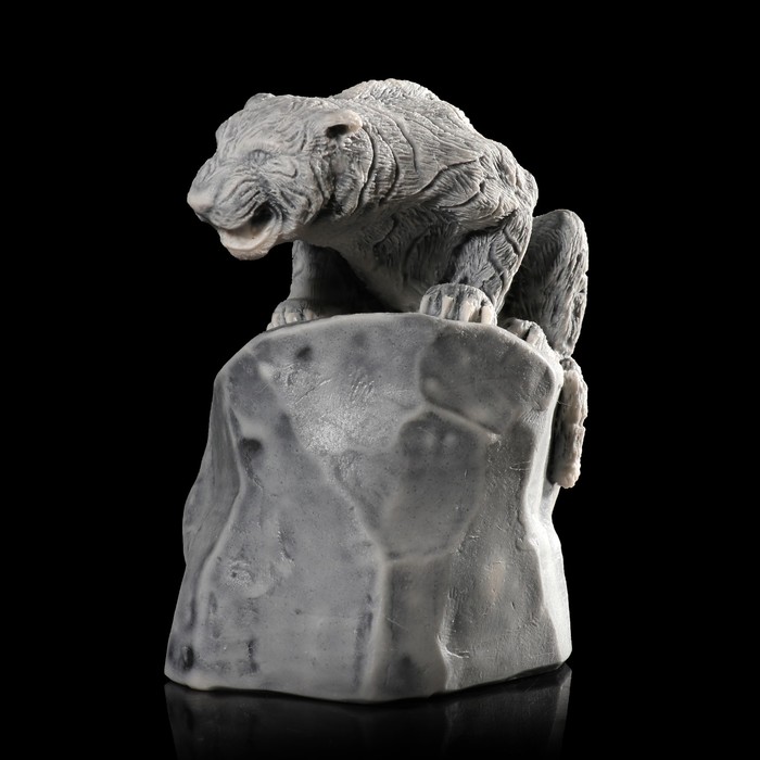 Сувенир "Тигр, взабравшийся на скалу" 8,3 см