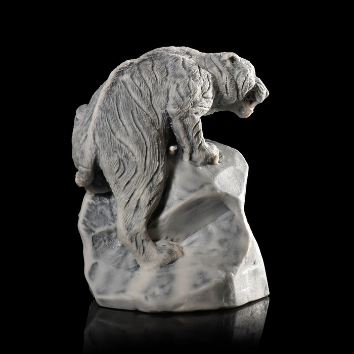 Сувенир "Тигр, взабравшийся на скалу" 8,3 см