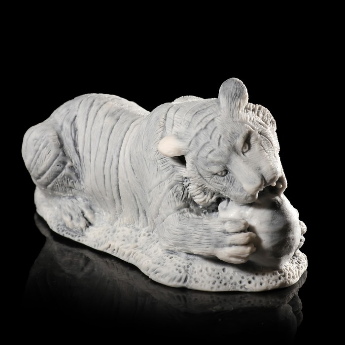 Сувенир "Тигр, играющий с мячом" 5,8 см