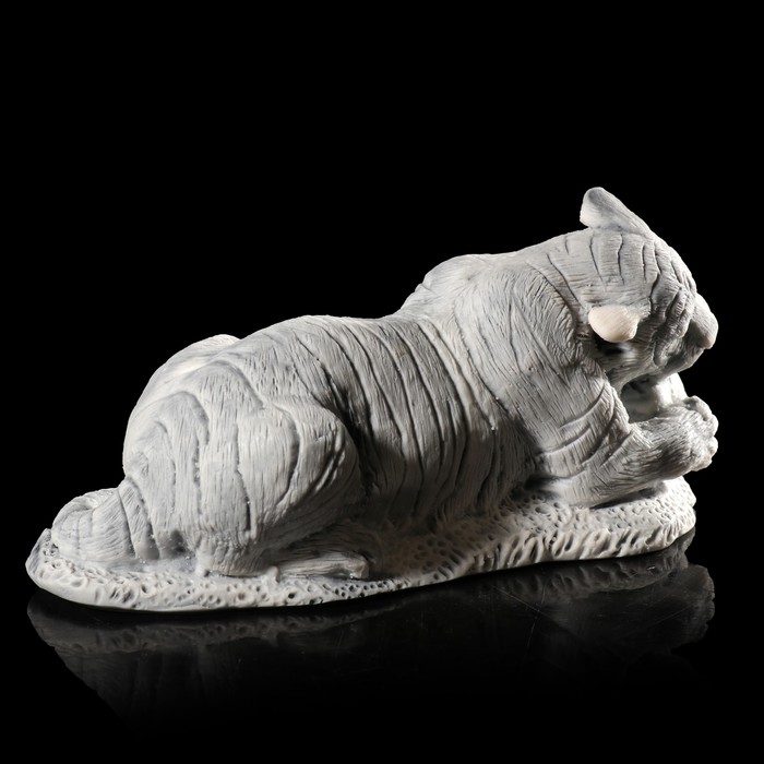 Сувенир "Тигр, играющий с мячом" 5,8 см