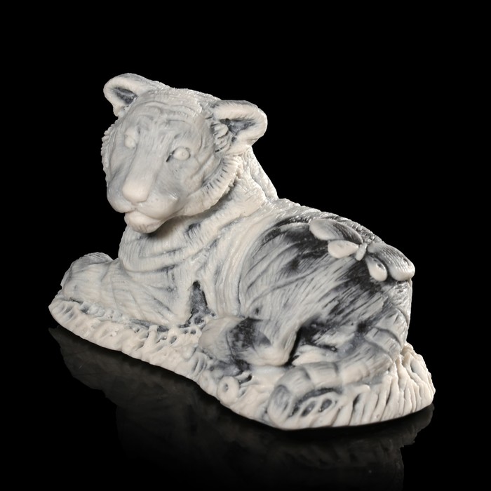 Сувенир "Молодой тигр с бабочкой" 4,6 см