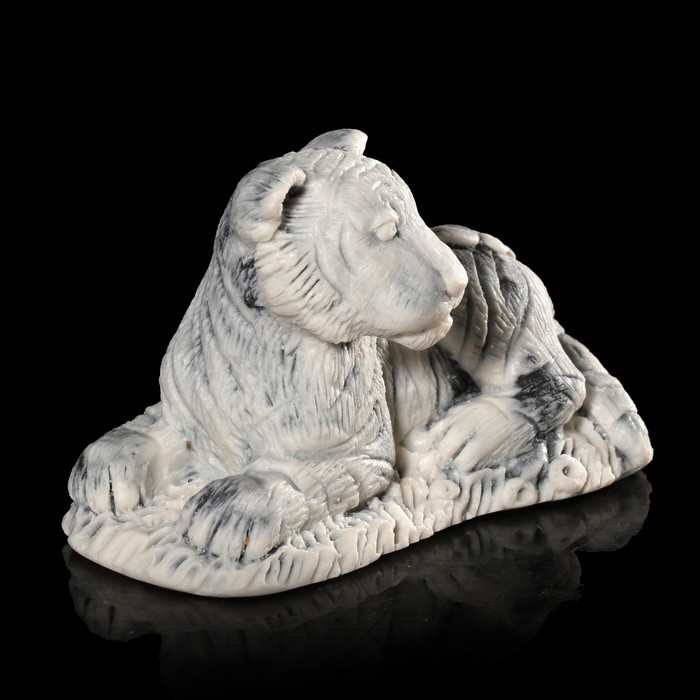 Сувенир "Молодой тигр с бабочкой" 4,6 см