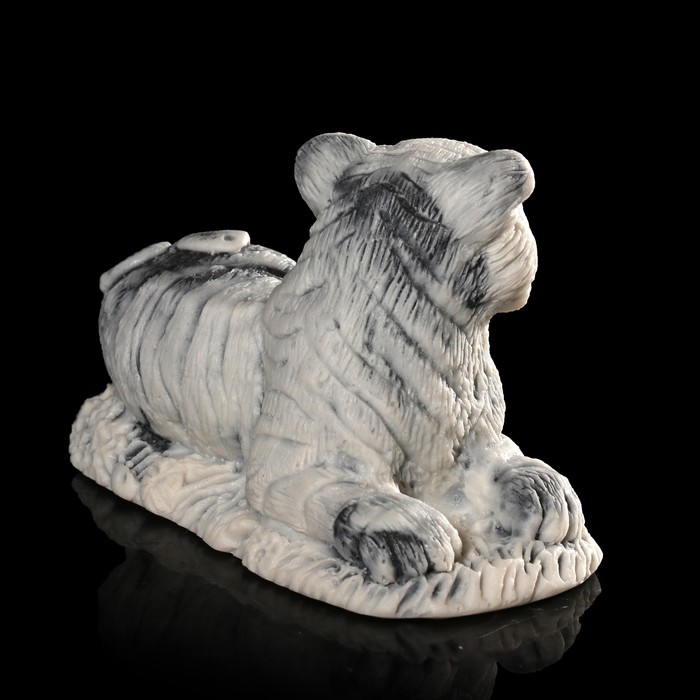 Сувенир "Молодой тигр с бабочкой" 4,6 см