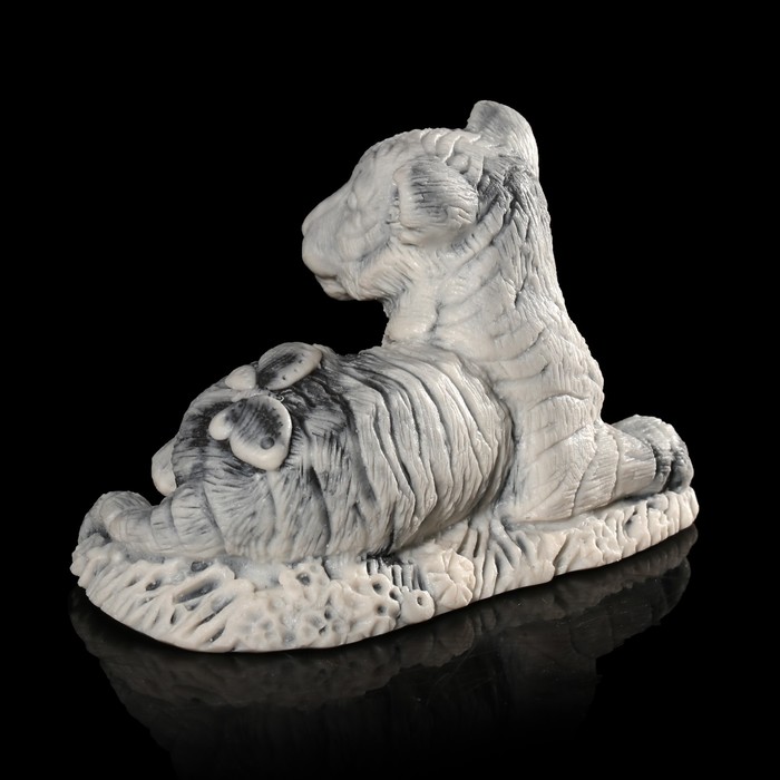 Сувенир "Молодой тигр с бабочкой" 4,6 см