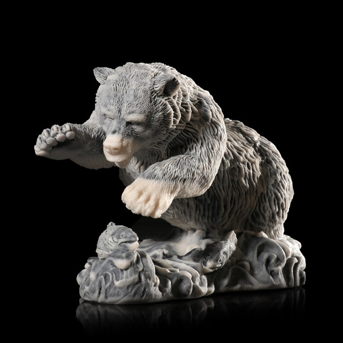 Сувенир "Медведь ловит рыбу 2" 6,6 см