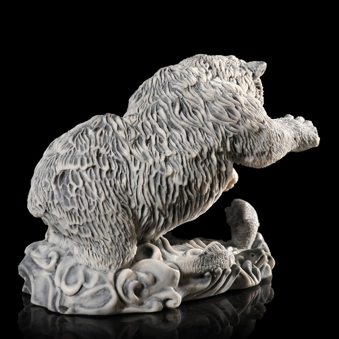 Сувенир "Медведь ловит рыбу 2" 6,6 см