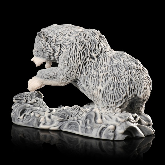 Сувенир "Медведь ловит рыбу 2" 6,6 см