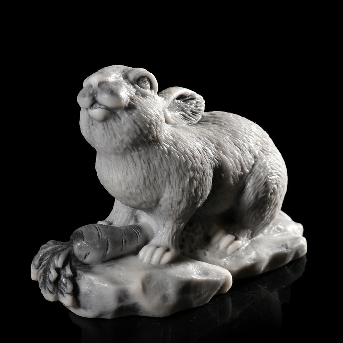 Сувенир "Кролик с морковкой" 6,4 см