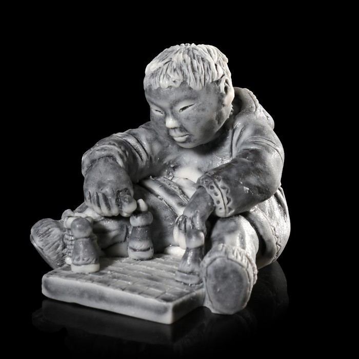 Сувенир "Ребенок с шахматами" 6,7 см