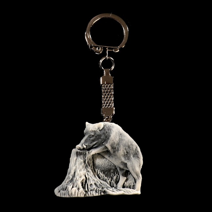 Брелок "Кабан у пня (барельеф)" 3,8 см