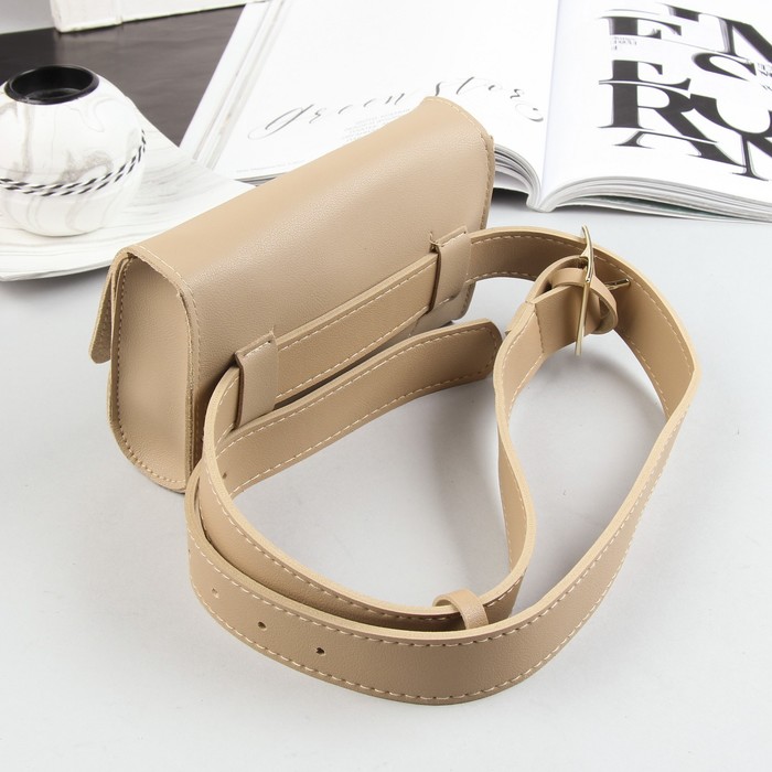 Сумка молодёжная на пояс, отдел на клапане, ремень, цвет бежевый