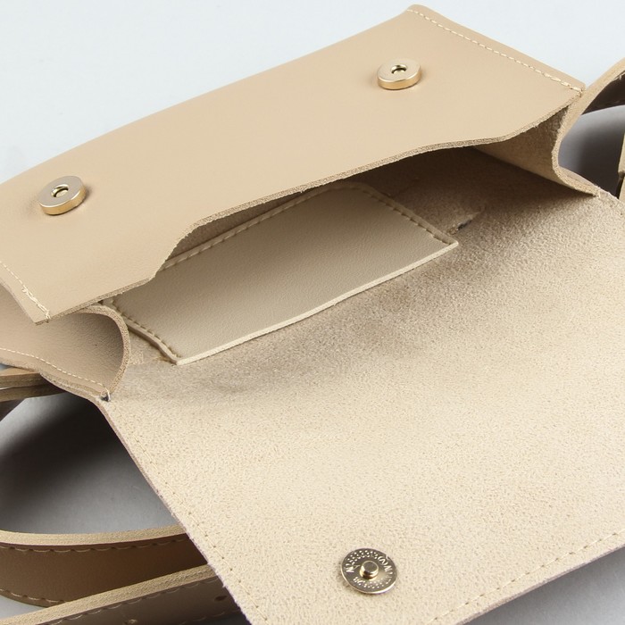 Сумка молодёжная на пояс, отдел на клапане, ремень, цвет бежевый