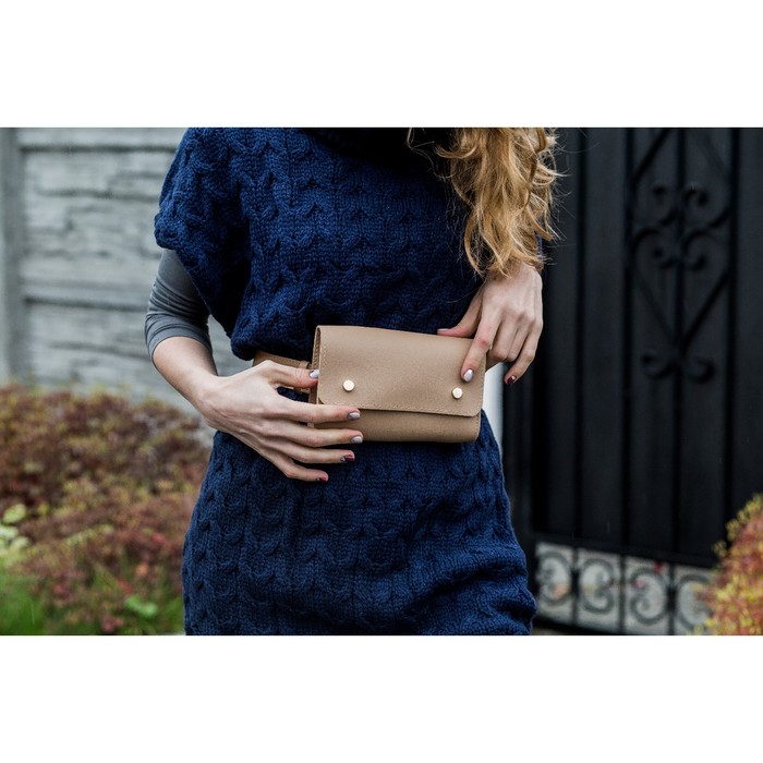 Сумка молодёжная на пояс, отдел на клапане, ремень, цвет бежевый