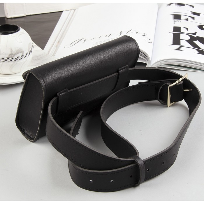 Сумка молодёжная на пояс, отдел на клапане, ремень, цвет чёрный