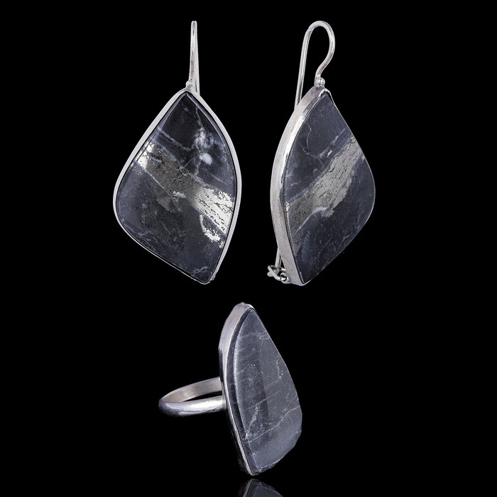 Гарнитур посеребрение 2 предмета: серьги, кольцо "Халькопирит" лист, 18 размер