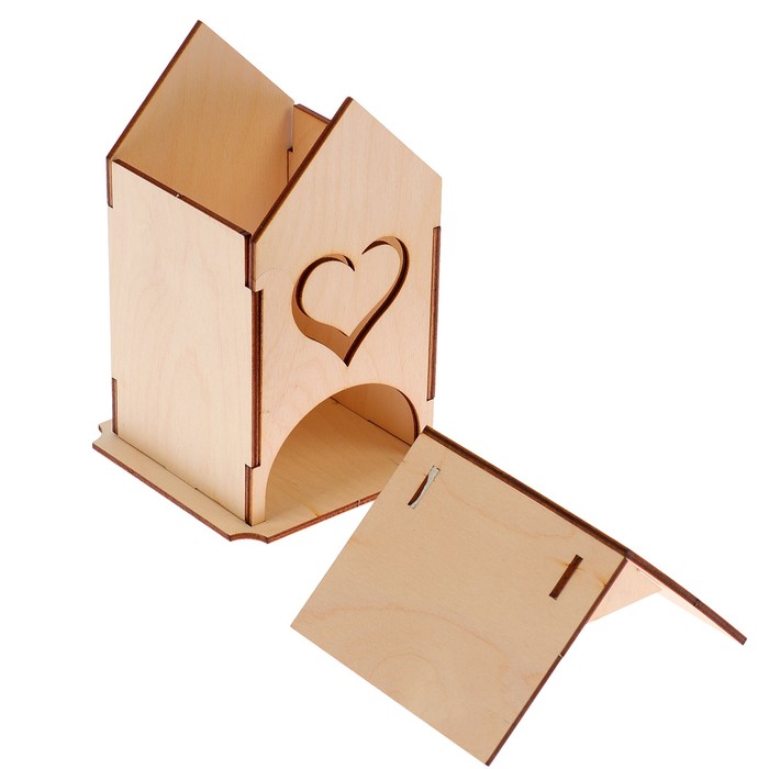 Чайный домик "Сердце" с прорезными элементами