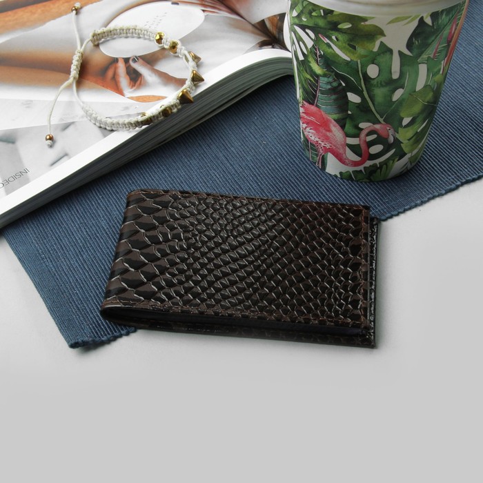 Визитница "Коричневый крокодил", 1 ряд, 18 листов, цвет коричневый