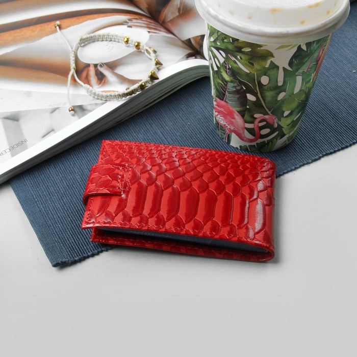 Кредитница горизонтальная, 1 ряд, 18 листов, хлястик/крокодил/питон, цвет алый