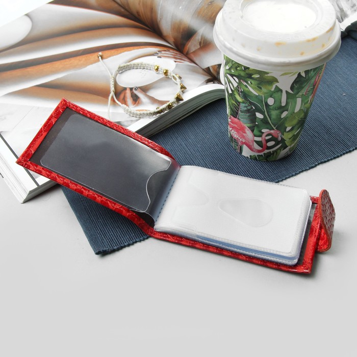 Кредитница горизонтальная, 1 ряд, 18 листов, хлястик/крокодил/питон, цвет алый