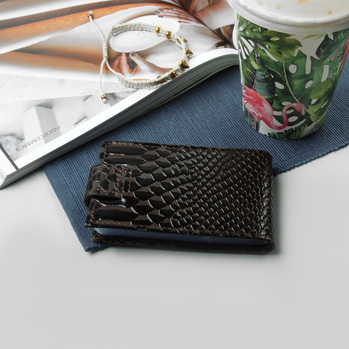 Кредитница горизонтальная, 1 ряд, 18 листов, хлястик/крокодил/питон, цвет коричневый