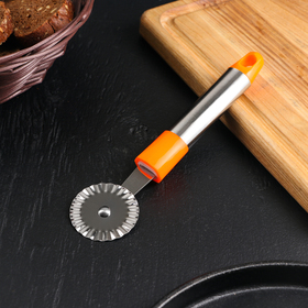 Нож для пиццы и теста 19 см "Арни", цвета МИКС от Сима-ленд