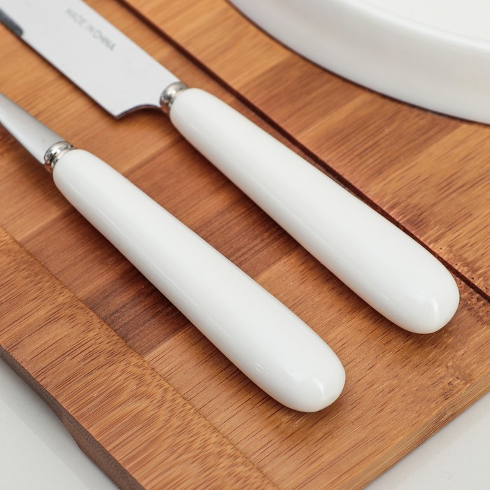 Набор для подачи блюд "Эстет": керамический поднос, вилка, нож, на деревянной подставке