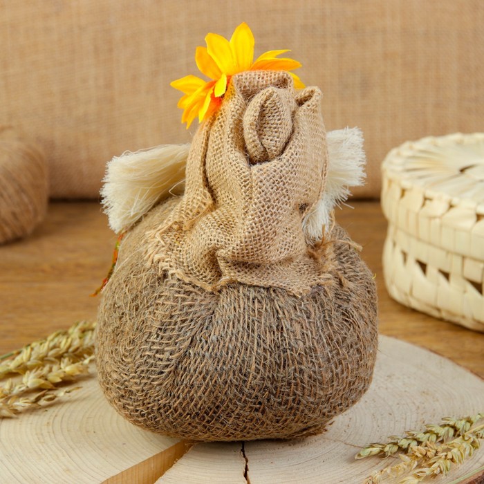 Оберег «Домовой», с букетом, 18 см, микс