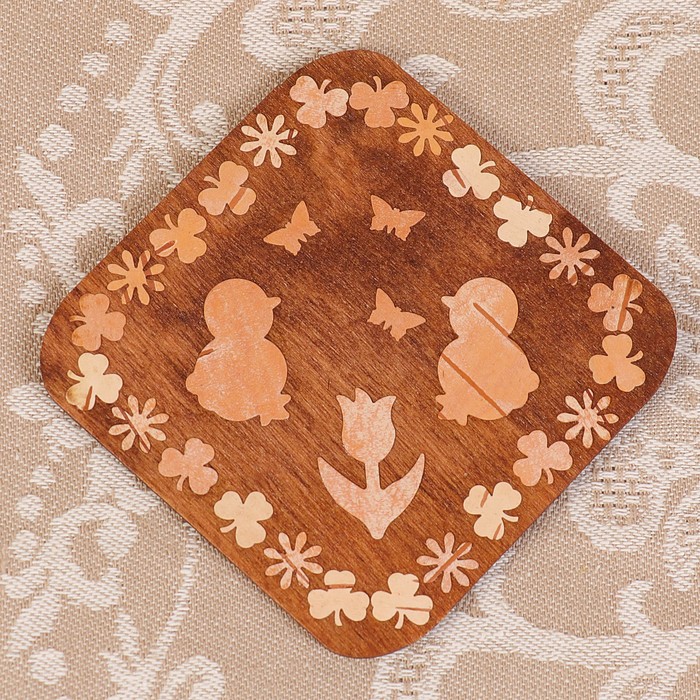 Подставка под горячее «Цыплята», с инкрустацией берестой, 8х8х0,3 см, тонированная