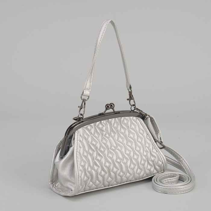 Сумка женская, отдел на фермуаре, длинный ремень, цвет серебристый
