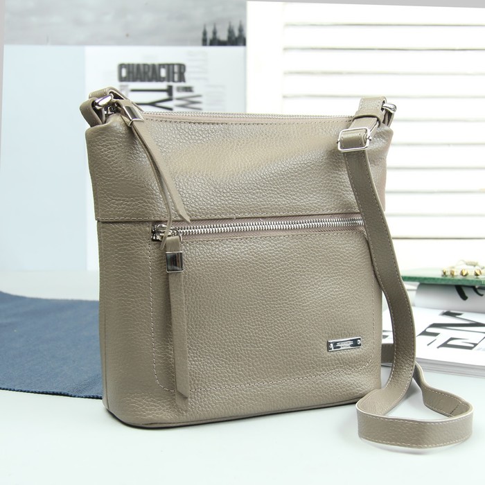 Сумка женская, отдел на молнии, 2 наружных кармана, длинный ремень, цвет коричневый