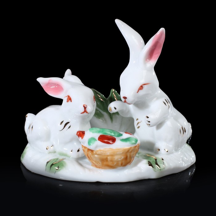 Сувенир керамика &quot;Зайчики с морковкой в корзине&quot; 8,5х10х6 см