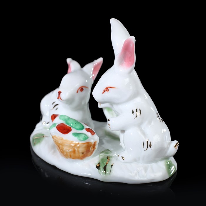 Сувенир керамика "Зайчики с морковкой в корзине" 8,5х10х6 см