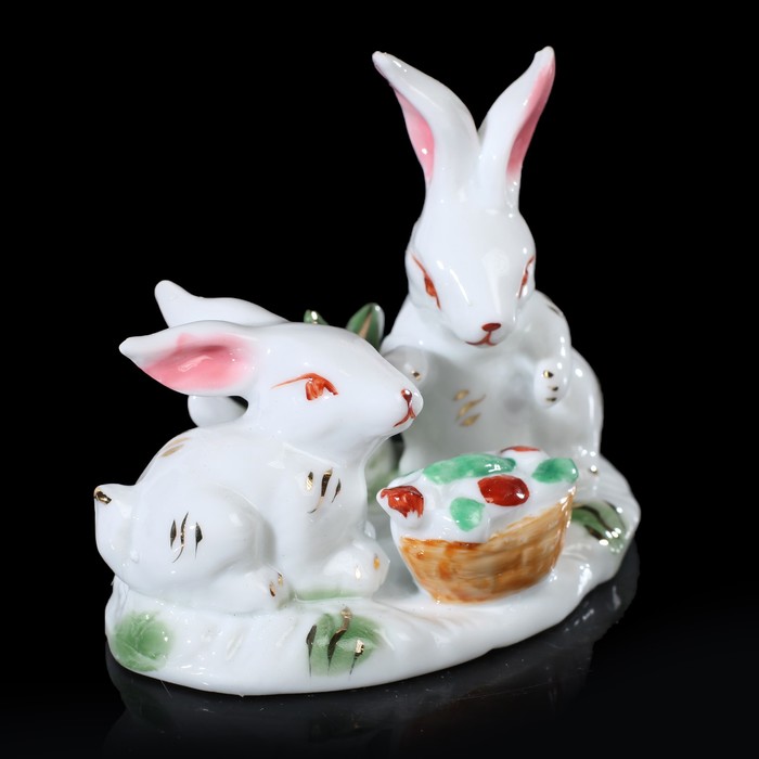 Сувенир керамика "Зайчики с морковкой в корзине" 8,5х10х6 см