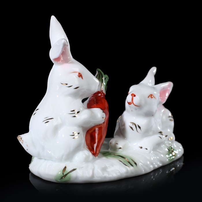 Сувенир керамика "Два зайчика с морковкой" 9,5х10,5х5,5 см