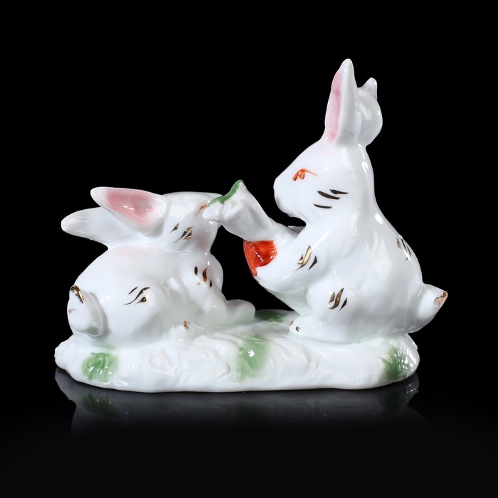 Сувенир керамика "Два зайчика с морковкой" 9,5х10,5х5,5 см