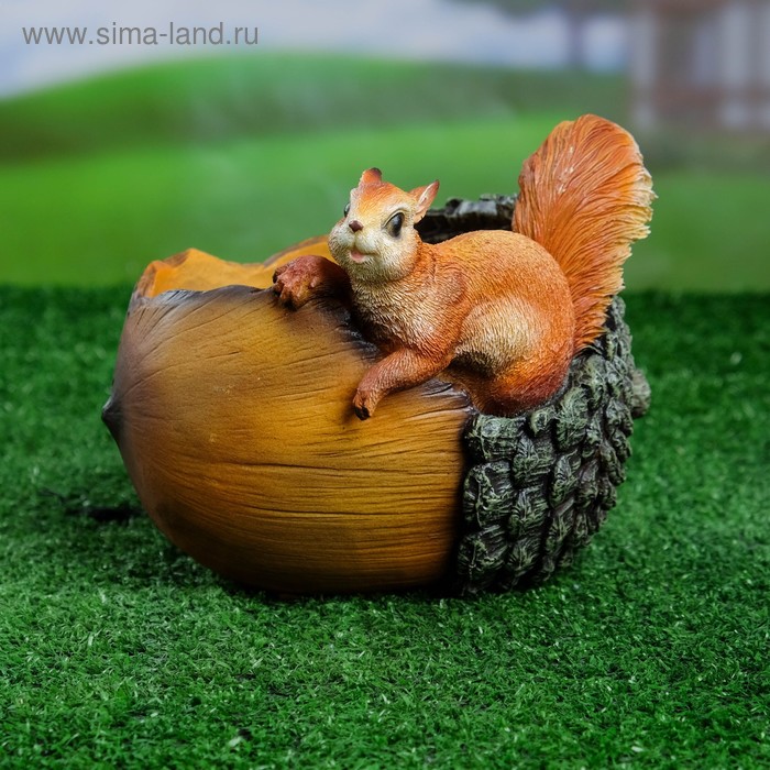 

Фигурное кашпо "Белка на орехе" 18х15см