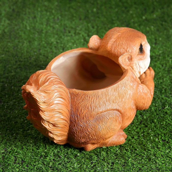 Фигурное кашпо "Белка с орехом" 16х25см