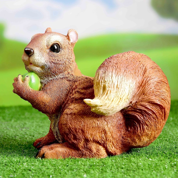 Фигурное кашпо "Белка с орехом сидячая"