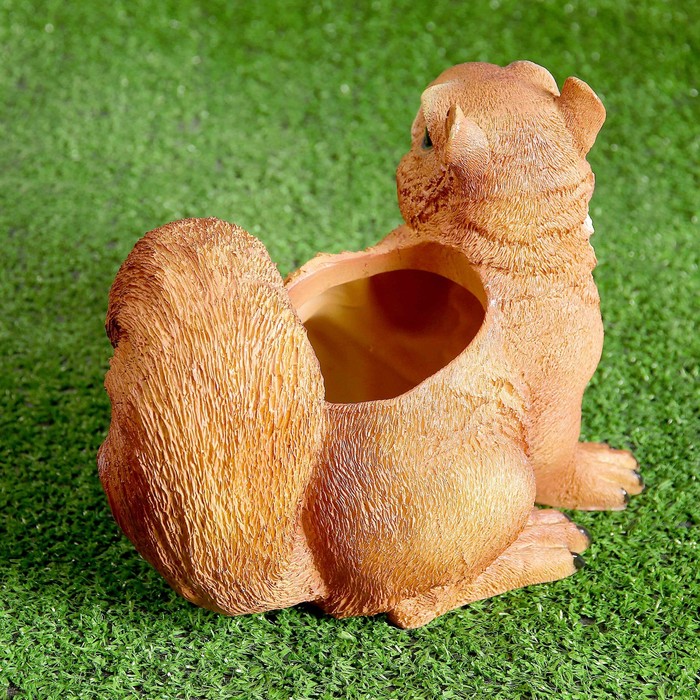 Фигурное кашпо "Белка с орехом сидячая"