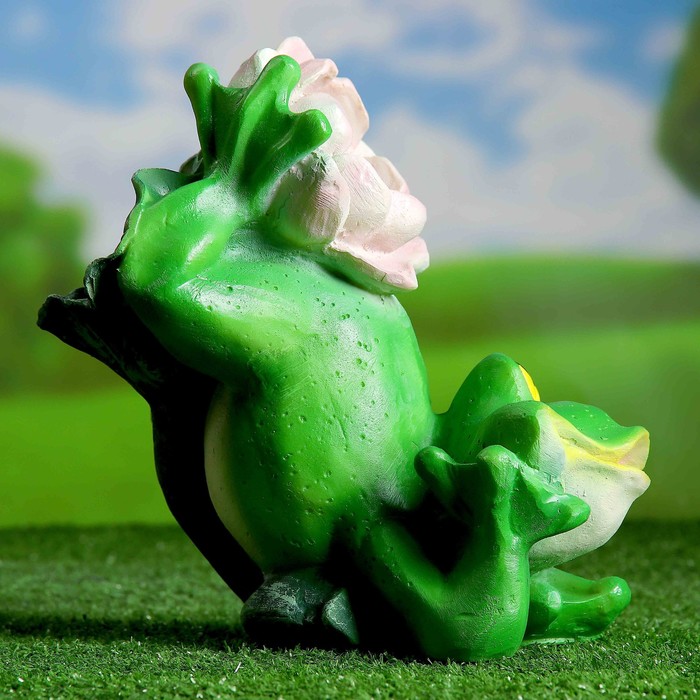 Садовая фигура "Лягушонок с цветком" 26х24см