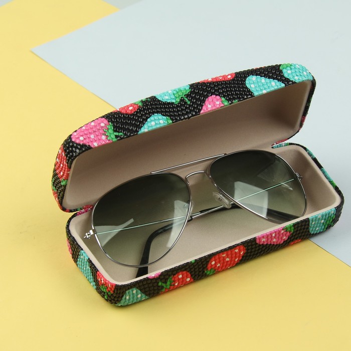 Футляр для очков "Клубничка", отдел, цвет чёрный