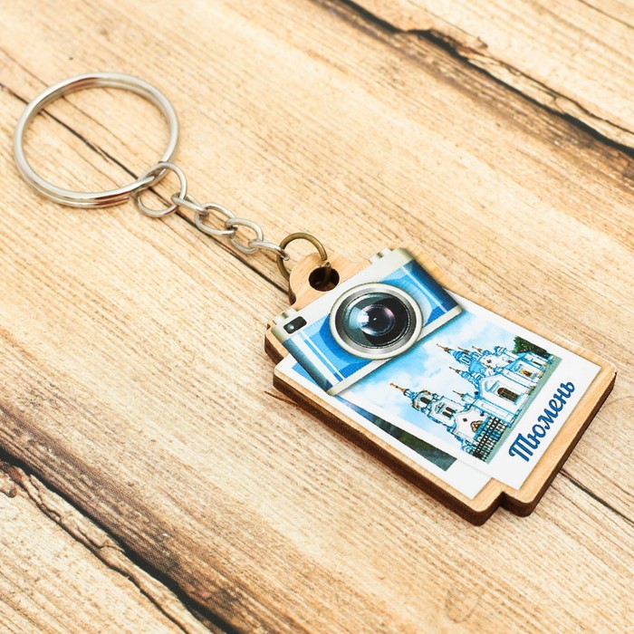 Брелок деревянный в форме фотоаппарата "Тюмень. Знаменский собор" 3,3x5